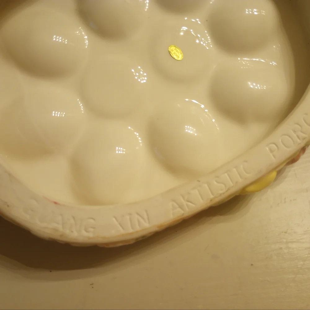 Ceramic Easter Egg Display Plate and matching salt and pepper shakers - Picture 9 of 11